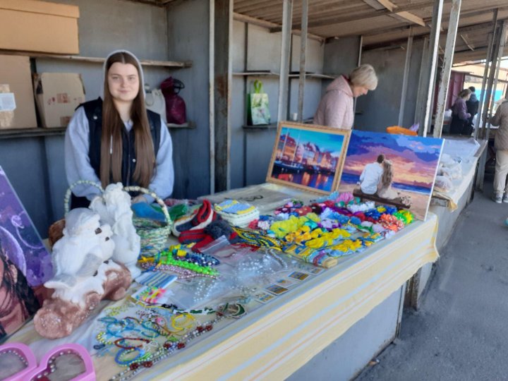 Студенти та викладачі волинського коледжу заробили на благодійному ярмарку понад 18 тисяч для ЗСУ