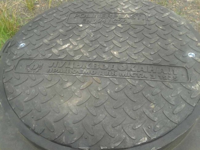 У Луцьку маркуватимуть люки, щоб запобігти крадіжкам. ФОТО