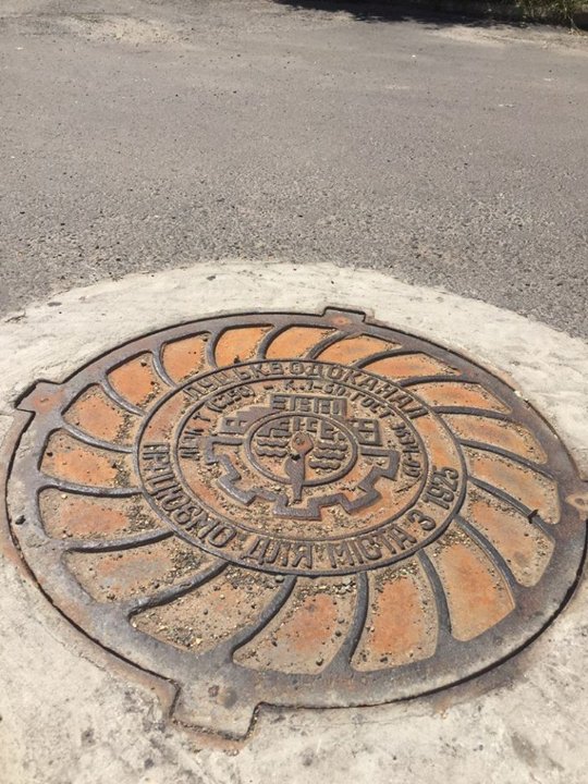 У Луцьку маркуватимуть люки, щоб запобігти крадіжкам. ФОТО