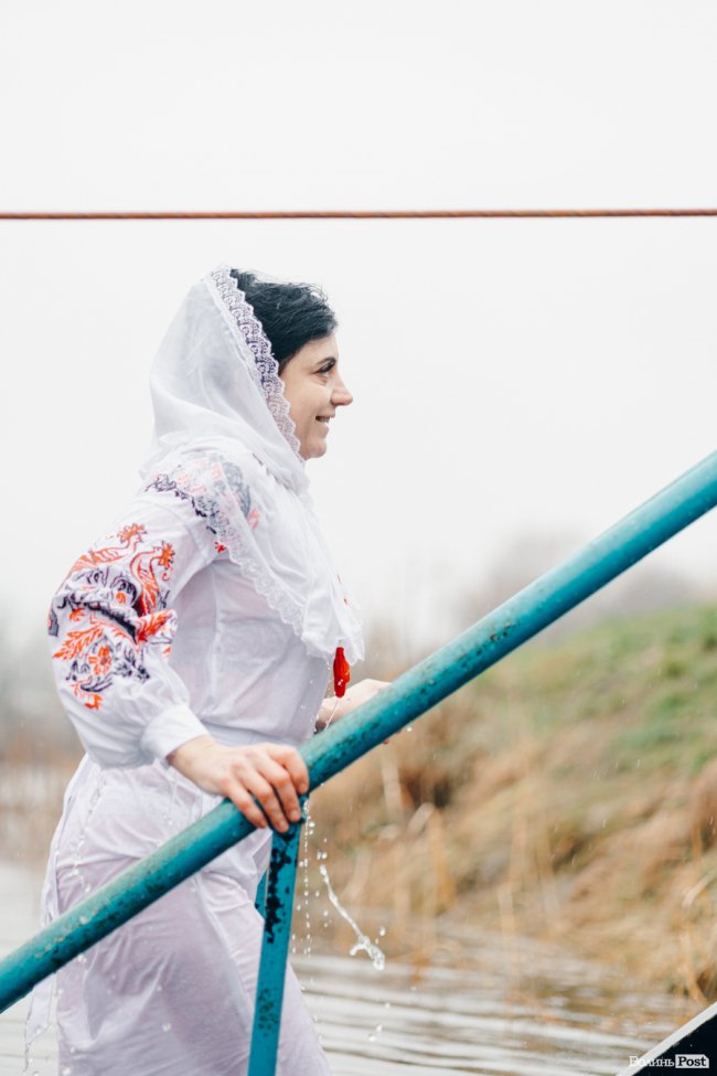 Водохреще у Луцьку: освячення води в річці Стир та занурення лучан. ФОТОРЕПОРТАЖ