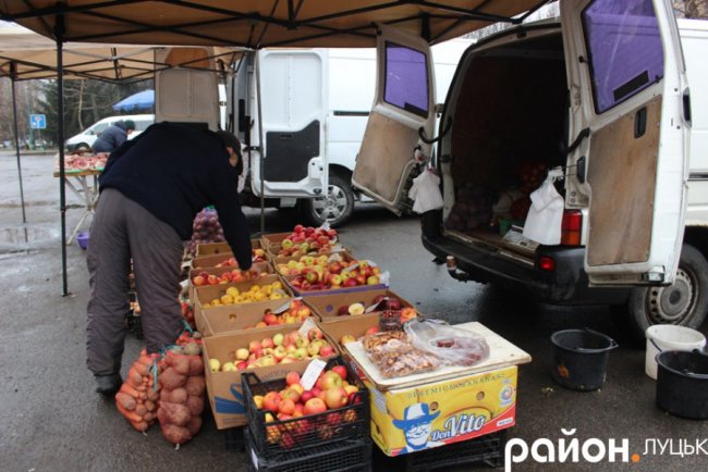 Від м’яса і «молочки» до лікарських трав: що і за скільки продають на фермерському ярмарку у Луцьку