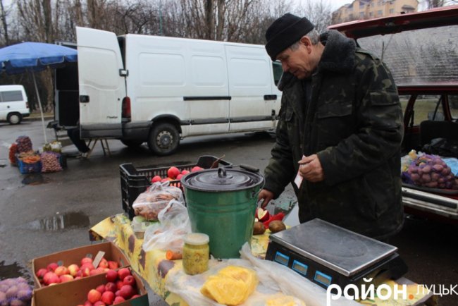 Від м’яса і «молочки» до лікарських трав: що і за скільки продають на фермерському ярмарку у Луцьку