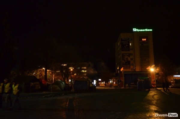 Як ночує луцький Євромайдан. ФОТО