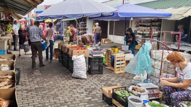 У Луцьку штрафують та вилучають товар у продавців, які торгують на тротуарах і з авто. ВІДЕО