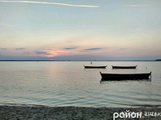 Опублікували дивовижні світлини заходу сонця на Світязі