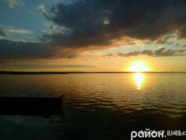 Опублікували дивовижні світлини заходу сонця на Світязі