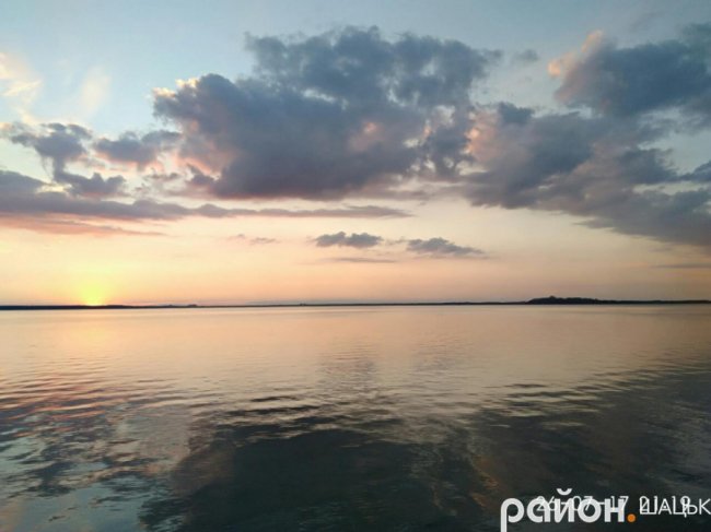 Опублікували дивовижні світлини заходу сонця на Світязі