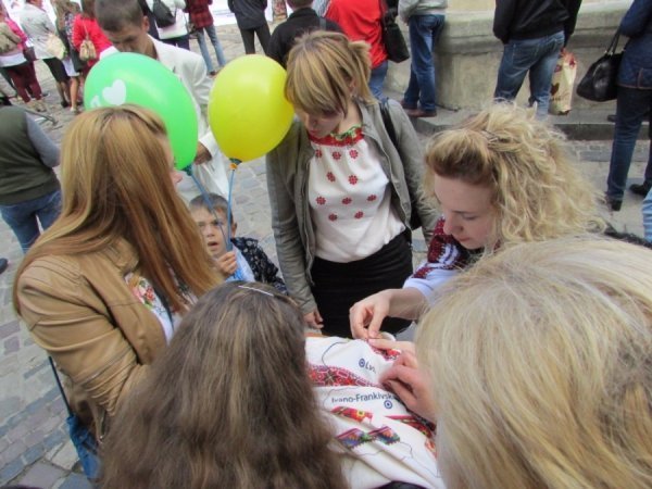 У Львові вишивали найбільшу карту України. ФОТО