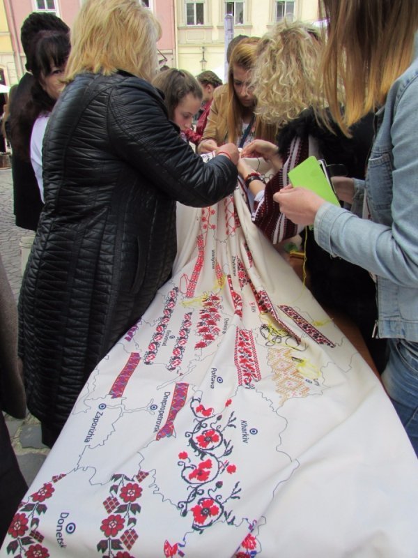 У Львові вишивали найбільшу карту України. ФОТО