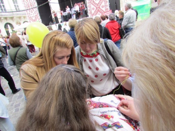 У Львові вишивали найбільшу карту України. ФОТО