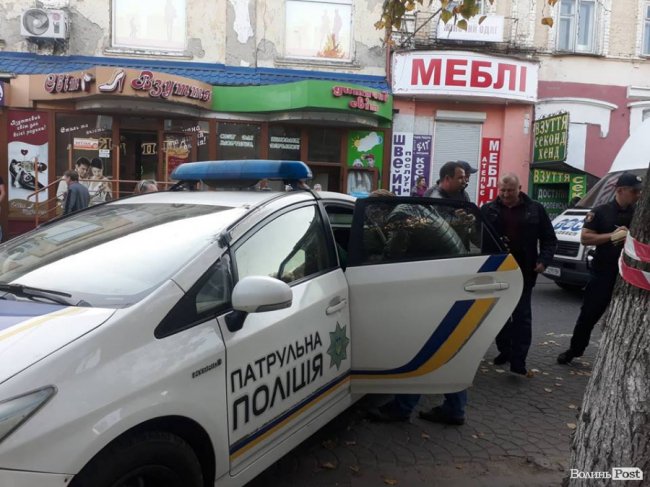 У Луцьку озброєний чоловік в масці намагався пограбувати «ШвидкоГроші». ФОТО