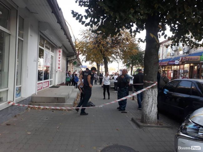 У Луцьку озброєний чоловік в масці намагався пограбувати «ШвидкоГроші». ФОТО