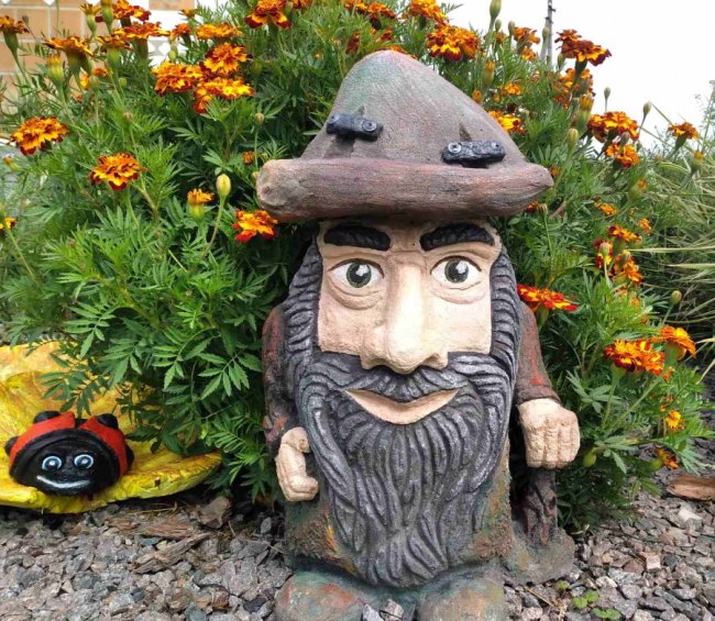 Жінка сільського священника на Волині створює садові фігурки. ФОТО