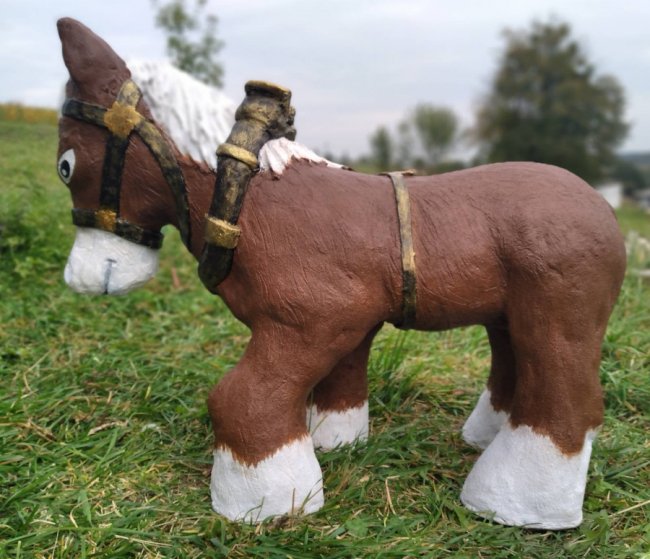 Жінка сільського священника на Волині створює садові фігурки. ФОТО