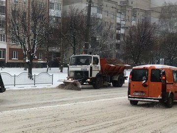 Снігопад на Волині: у Луцьку активно розчищають дороги