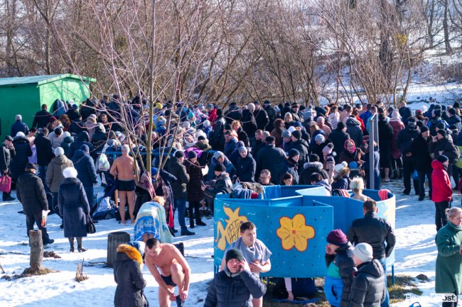 Як лучани пірнали в крижану купіль Стиру. ФОТО. ВІДЕО