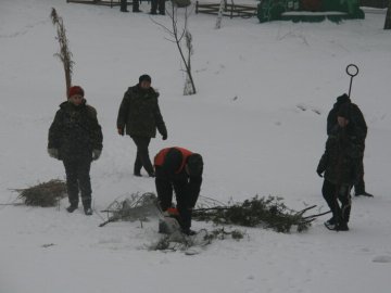 У луцькому парку рубають ополонки, щоб врятувати рибу. ФОТО