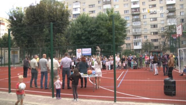 У Луцьку відкрили перший спортивний майданчик з надсучасним покриттям. ВІДЕО