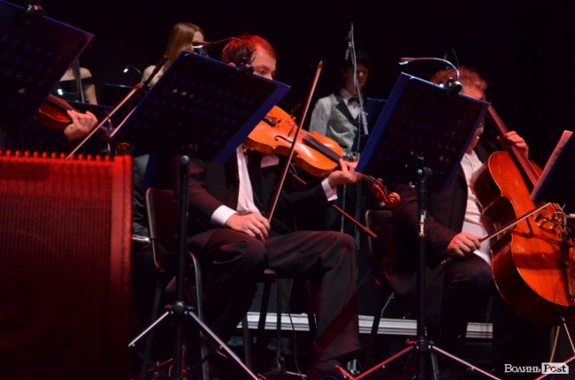 Новорічні хіти та казкова енергетика: як лучан розважали LeoBand Orchestra. ФОТОРЕПОРТАЖ