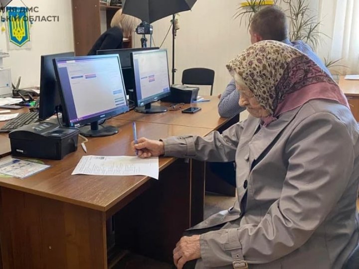 На Дніпропетровщині 101-річна українка оформила закордонний паспорт, аби відвідати Німеччину