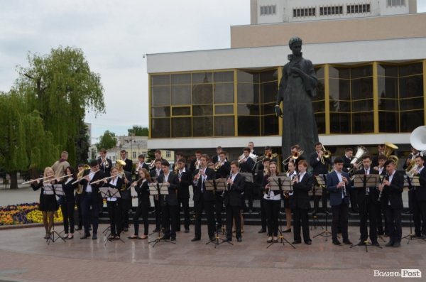 У Луцьку духовий оркестр збирав гроші на пересадку печінки волонтеру АТО. ФОТО