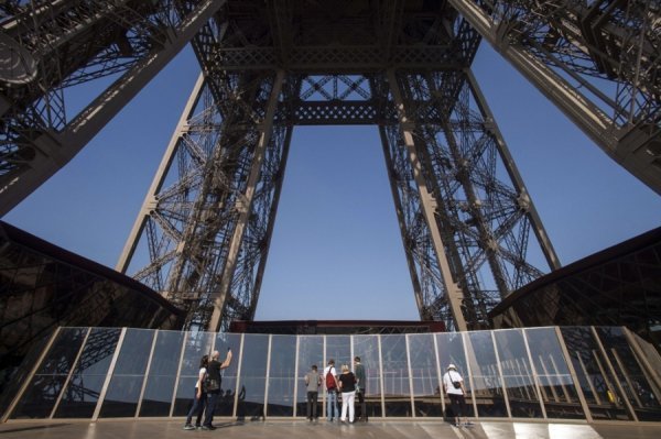 Ейфелева вежа тепер зі скляною підлогою. ФОТО