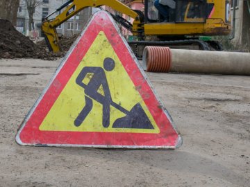 «Безпечний відпочинок дітей – неможливий»: лучани просять відремонтувати аварійний двір 