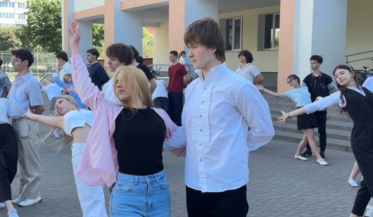Луцькі випускники репетирують вальс і готуються до останнього дзвінка. ФОТО