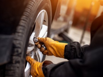 Водіям розповіли, чому не варто заздалегідь змінювати літні шини на зимові 