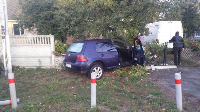 Нічна аварія в Ківерцях: автівка влетіла паркан, а нетверезий водій втік