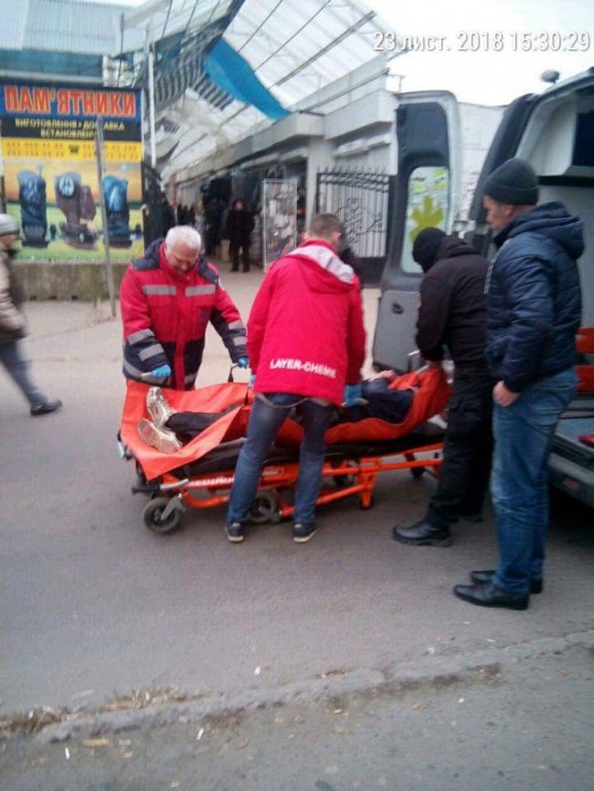 Міг замерзнути на смерть: луцькі муніципали врятували п'яного чоловіка, який спав у кущах. ФОТО