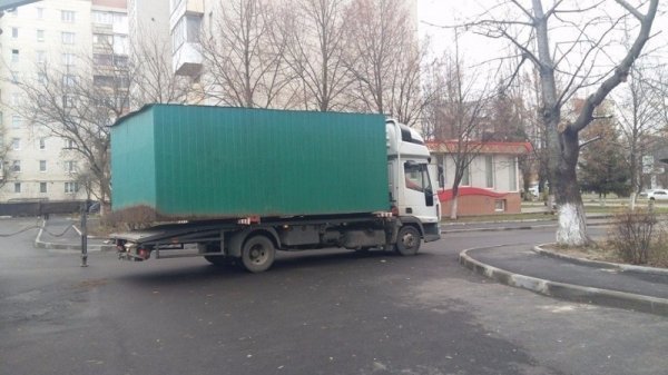 У Луцьку на проспекті Соборності демонтують гаражі. ФОТО