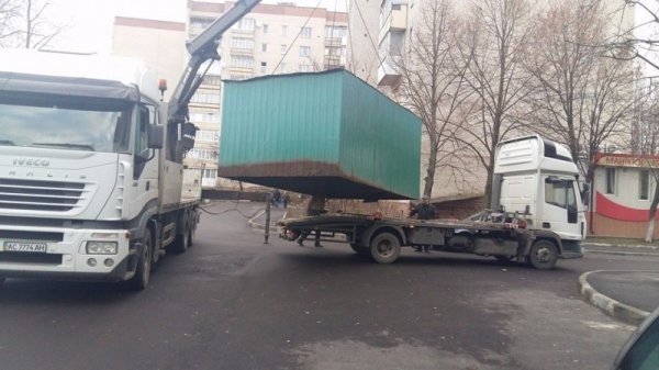 У Луцьку на проспекті Соборності демонтують гаражі. ФОТО