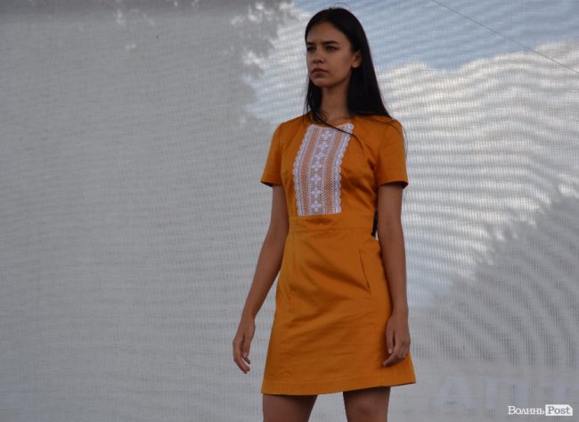 У центрі Луцька дефілювали моделі у вишиванках. ФОТО