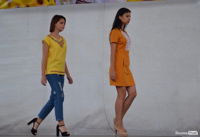 У центрі Луцька дефілювали моделі у вишиванках. ФОТО