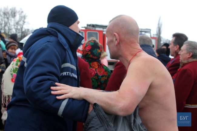 П'яний інцидент на Водохреще: рятувальники втихомирювали чоловіка 