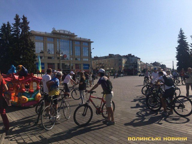 Усміхнені та у вишиванках: сотні лучан на велосипедах проїхалися вулицями міста. ФОТО 