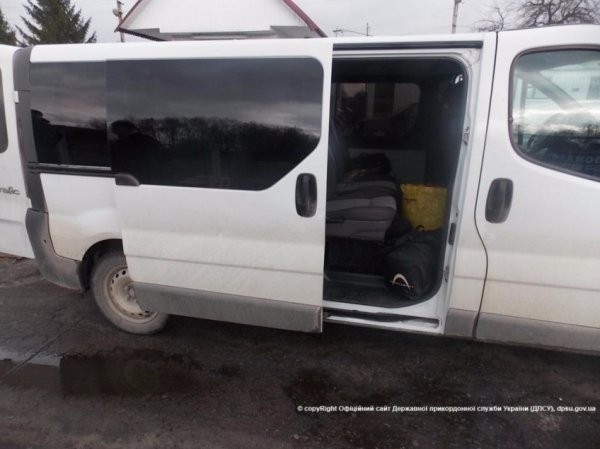 Прикордонники луцького загону затримали 12 кілограмів бурштину. ФОТО