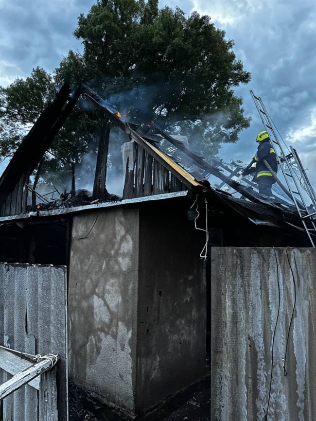 «Гралися з вогнем» у господарській будівлі: на Рівненщині 11-річний хлопчик загинув у пожежі