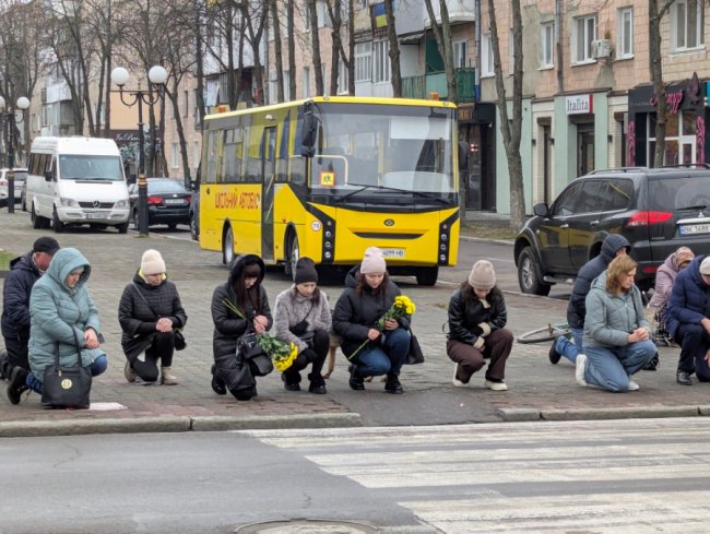 У Ковелі попрощалися із Героєм Ростиславом Кривчуком: спільний біль втрати знову зібрав людей у центрі міста