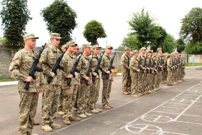 Курсанти військової кафедри луцького  вишу присягнули на вірність Україні. ФОТО