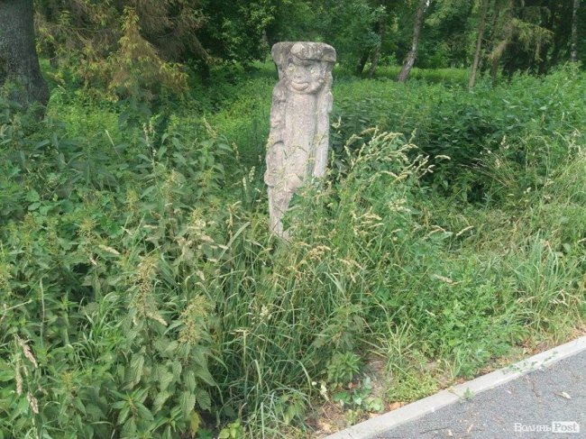 Алея з реставрованими скульптурами Миколи Голованя заросла кропивою