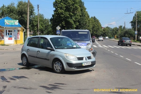 Аварія у Луцьку: не розминулися два «рено». ФОТО