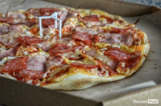 Вперше у Луцьку – піца без бортиків*
