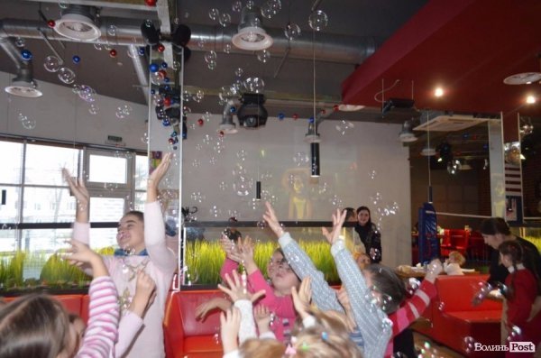 У Луцьку влаштували свято Миколая для соціально-незахищених дітей