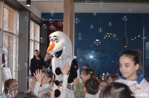 У Луцьку влаштували свято Миколая для соціально-незахищених дітей