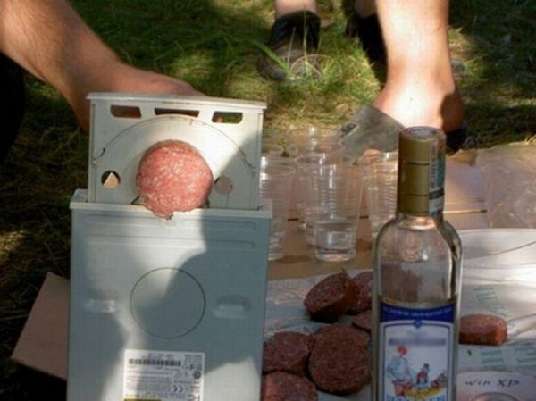 Відмінна знахідка для пікніка - колишній CD-ROM як засіб для нарізки ковбаси