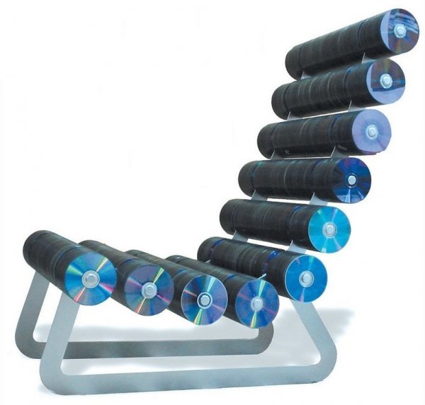  Для тих, в кого залежалося дуже багато непотрібних дисків і багато вільного часу - ось така ідея дизайнерського крісла