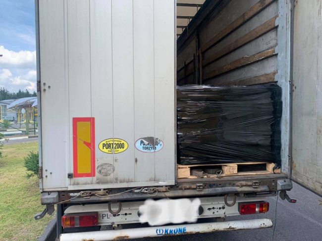 На «Ягодині» затримали вантажівку з англомовними книгами на 40 мільйонів. ФОТО