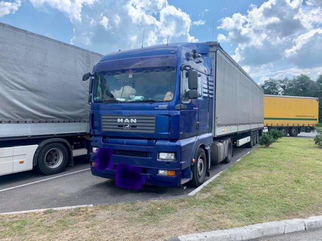 На «Ягодині» затримали вантажівку з англомовними книгами на 40 мільйонів. ФОТО